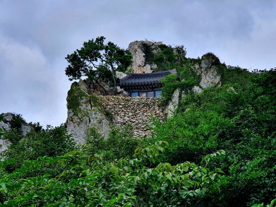 도솔암. 세 개의 벼랑 사이에 돌을 쌓아 만든 좁다란 땅에 들어선 단칸방 암자. 도솔(兜率)은 불교의 이상향이다 ⓒ 뉴스1