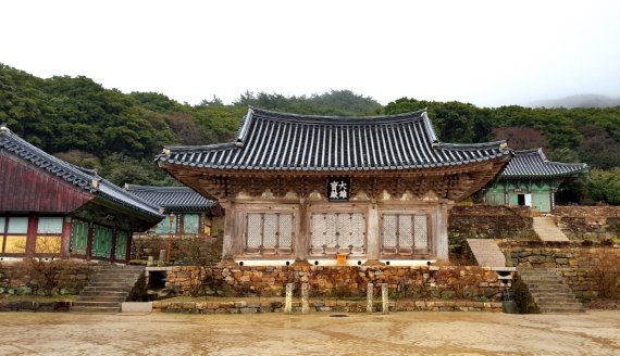 미황사 대웅보전. 몇 년 전의 사진. 꾸미지 않은, 소박한 그대로의 아름다움 ⓒ 뉴스1