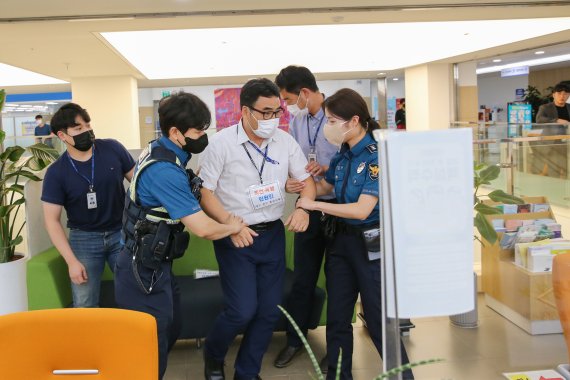 [대구=뉴시스] 고여정 기자 = 대구시 중구는 민원실 내 특이민원 발생 대비 모의훈련을 실시했다. 2022.08.19 (사진 = 대구시 중구) ruding@newsis.com *재판매 및 DB 금지