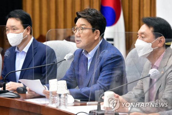 발언하는 권성동 (서울=연합뉴스) 이정훈 기자 = 국민의힘 권성동 원내대표가 19일 오전 국회에서 열린 원내대책회의에서 모두발언을 하고 있다. 왼쪽부터 성일종 정책위의장, 권 원내대표, 김석기 사무총장. 2022.8.19 [국회사진기자단] /사진=연합뉴스