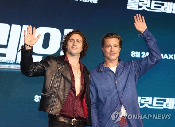 포즈 취하는 브래드 피트-에런 테일러 존슨 포즈 취하는 브래드 피트-에런 테일러 존슨 (서울=연합뉴스) 이재희 기자 = 배우 브래드 피트(오른쪽)와 에런 테일러 존슨이 19일 오전 서울 영등포구 콘래드호텔에서 열린 영화 '불릿 트레인' 기자회견에서 포즈를 취하고 있다. 2022.8.19 scape@yna.co.kr (끝)