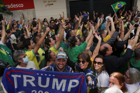 자이르 보우소나루 대통령의 지지자들이 주이스지포라 유세현장에서 '트럼프' 이름이 적힌 현수막을 들고 있다. 보우소나루 대통령은 '남미의 트럼프'로 불린다. 2022. 8. 16. ⓒ 로이터=뉴스1 ⓒ News1 최서윤 기자