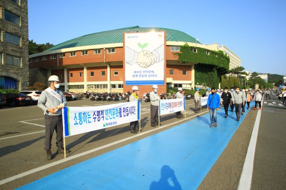 [울산=뉴시스] 구미현 기자 = 현대중공업 사내협력사 대표들이 지난 19일 ‘안전결의대회’를 열고 안전한 작업환경 조성에 앞장설 것을 다짐했다. 2022.08.19. (사진=현대중공업 사내협력사 제공) photo@newsis.com *재판매 및 DB 금지