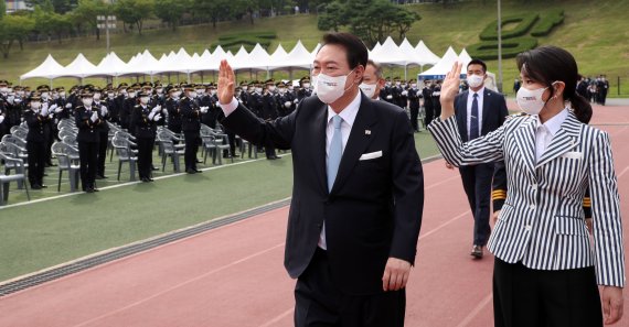 윤석열 대통령과 부인 김건희 여사가 19일 충북 충주 중앙경찰학교 대운동장에서 열린 중앙경찰학교 310기 졸업식에서 신임 경찰들에게 인사하고 있다. 2022.08.19. 뉴시스