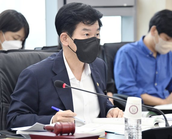 [서울=뉴시스] 최상대 기획재정부 차관이 19일 서울 영등포구에서 열린 '24차 국유재산정책심의위원회'를 주재하고 있다. (사진=기획재정부 제공) 2022.08.19. photo@newsis.com *재판매 및 DB 금지