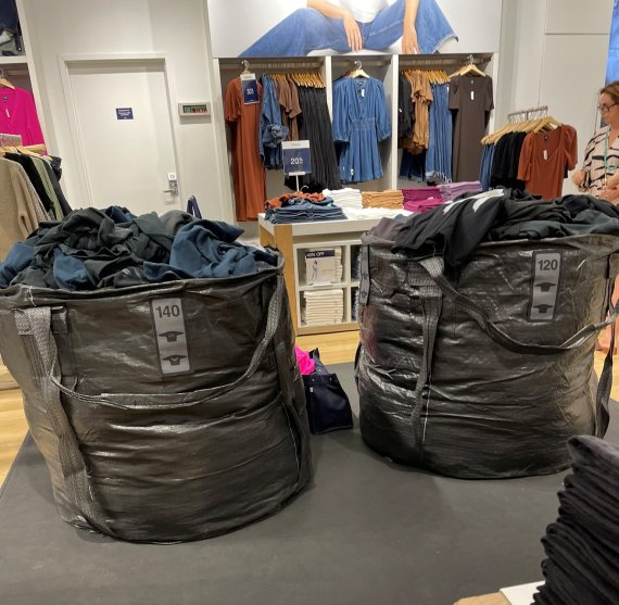 이지 갭 컬렉션을 매장에서 판매하는 방식. (트위터 갈무리)