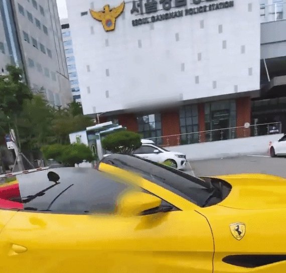 비키니를 입고 강남 일대를 질주한 여성이 웨딩드레스 차림으로 경찰 조사에 출석했다. (인스타그램 갈무리) ⓒ 뉴스1