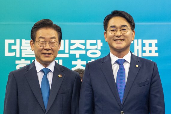 더불어민주당 당대표 선거에 나선 이재명 후보와 박용진 후보가 지난 17일 오후 광주 서구 KBS광주방송총국에서 열린 당대표 후보자 초청 토론회에서 기념촬영을 하고 있다. 2022.08.17. 뉴시스