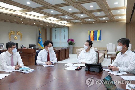 보건복지부 업무보고 받는 윤석열 대통령 (서울=연합뉴스) 안정원 기자 = 윤석열 대통령이 19일 서울 용산 대통령실 청사 집무실에서 이기일 보건복지부 2차관(왼쪽부터), 조규홍 1차관으로부터 부처 업무보고를 받고 있다. 2022.8.19 [대통령실 제공. 재판매 및 DB금지] jeong@yna.co.kr (끝)