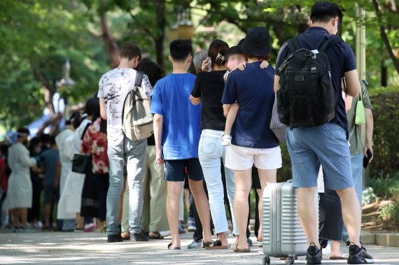 19일 오전 대구 달서구보건소 선별진료소에서 많은 시민이 줄지어 신종 코로나바이러스 감염증(코로나19) 검사를 기다리고 있다. 방역당국은 이날 감염재생산지수가 1.18로 7주일 연속 1 이상을 기록하는 상황을 고려해 코로나19 재유행 확산세가 꺾이지 않은 것으로 평가했다. 2022.8.19/뉴스1 ⓒ News1 공정식 기자