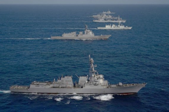 지난 8월 12일 '퍼시픽 드래곤 2022'에서 다국적 군 전투함이 항해하고 있다. 사진=미 해군