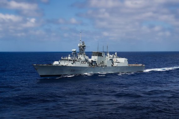 캐나다 해군 핼리팩스급 호위함 HMCS Vancouver(FFH 331)가 림 오브 퍼시픽(RIMPAC) 2022 기간 동안 7월 27일 태평양을 항해하고 있다. 사진=미 해군