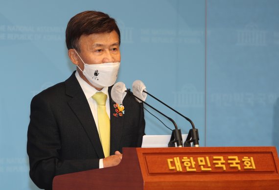 권성동 "김원웅, 역사 팔아 돈·지위 챙기는 매국행위"