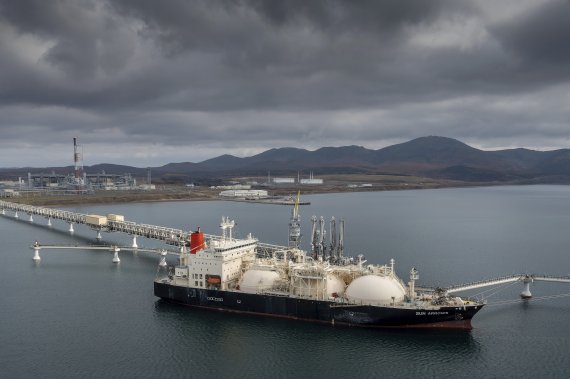 2021년 10월 29일 러시아 프리고로드노예항구에서 액화천연가스(LNG) 선적 작업이 진행되고 있다.AP뉴시스