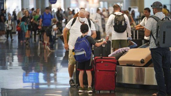 [솔트레이크시티=AP/뉴시스]    Turistas lotam o Aeroporto Internacional de Salt Lake City, Utah, em 30 de junho (horário local).  Espera-se que cerca de 13 milhões de americanos viajem de avião durante o feriado do Dia da Independência, que vai até 4 de abril, levantando preocupações sobre como as companhias aéreas, que cortaram funcionários e reduziram o tamanho durante a pandemia do COVID-19, responderão à demanda explosivamente crescente por viagens aéreas. .  .  01.07.2022.