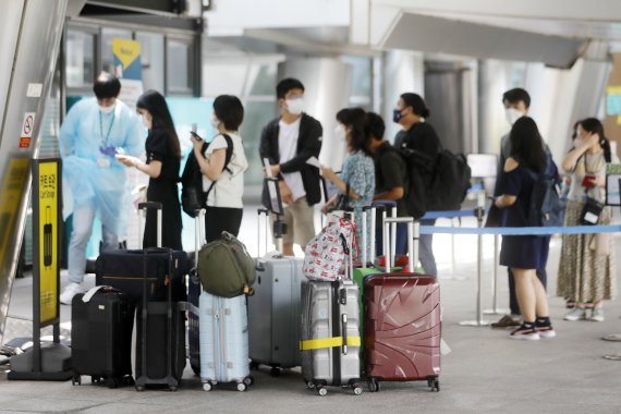 [인천공항=뉴시스]    Repórter Dong-Jun Choi = Passageiros do aeroporto esperam para serem testados no Centro de Testes Corona 19 no Terminal 1 do Aeroporto Internacional de Incheon no dia 4.  2022.08.04.  photocdj@newsis.com