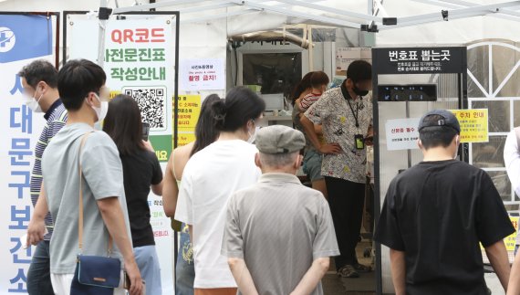 지난 20일 오전 서울 서대문구 보건소 선별검사소에 시민들이 검사를 받기위해 대기하고 있다./사진=뉴시스