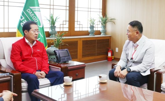 홍준표 대구시장(왼쪽)과 김재욱 칠곡군수가 대구시청 산격동청사에서 만나 군부대 이전을 주제로 논의했다. 사진=연합뉴스