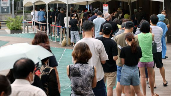 21일 오전 서울 송파구보건소 선별진료소를 찾은 시민들이 검사를 받기 위해 줄 서 있다. 사진=서동일 기자