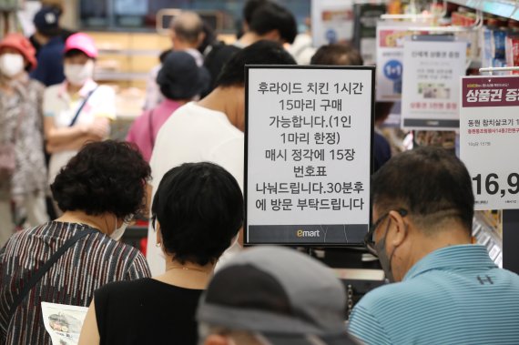 치킨, 피자, 탕수육도..유통업계 '반값 전쟁'에 소비자는 즐겁다