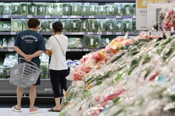 추석을 앞두고 폭우와 폭염으로 채소 가격이 급등한 가운데 지난 21일 서울의 한 대형마트를 찾은 시민들이 장을 보고 있다. /뉴스1