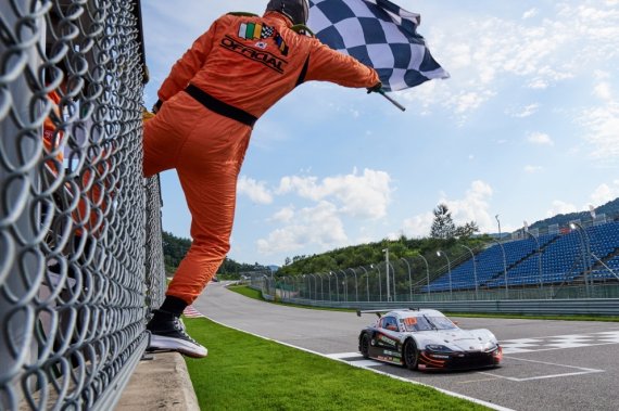 가장 먼저 결승선 통과하는 조항우 [슈퍼레이스 제공. 재판매 및 DB 금지]