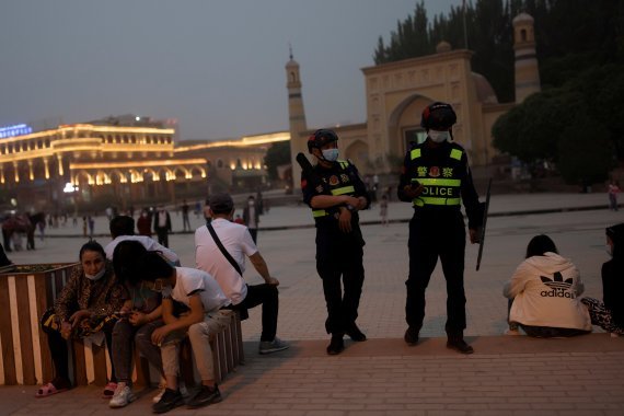 지난 5월 경찰이 중국 신장 위구르 자치구 카슈가르의 이드카 모스크 앞을 순찰하고 있다. 뉴스1