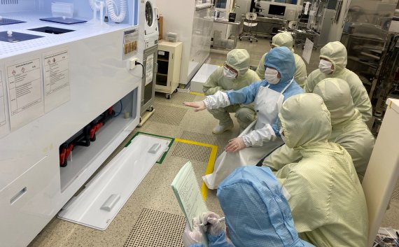 경남정보대학교 반도체과 반도체공정 실습 장면 경남정보대학교 제공