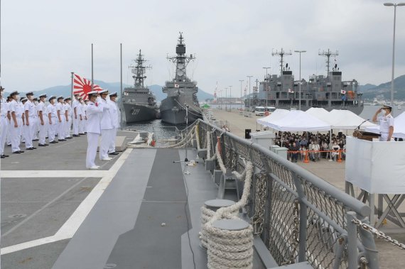 이달 10일 일본 해상자위대의 함대 귀환 행사에 게양된 욱일기 [일본 해상자위대 트위터] /사진=연합뉴스