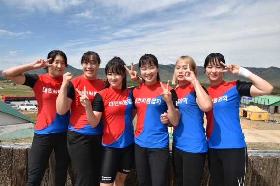 씨름 시범단 여자부 왼쪽부터 임수정, 이다현, 이연우, 양윤서, 엄하진, 최다혜. [이연우 제공. 재판매 및 DB 금지]