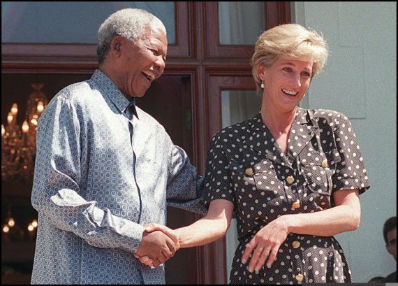 1997년 3월 17일 남아프리카공화국 대통령 넬슨 만델라(왼쪽)와 다이애나비가 만델라 자택 골든데일에서 만나고 있다. /AFP 연합뉴스