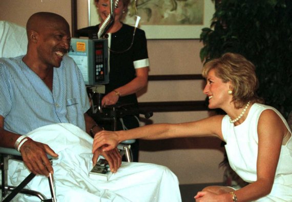 1996년 6월 다이애나비가 시카고에 있는 노스웨스턴 메모리얼 병원의 호스피스 병동을 방문, 51세의 폐암 환자인 존 콜린스를 만나고 있다. /AFP 뉴시스