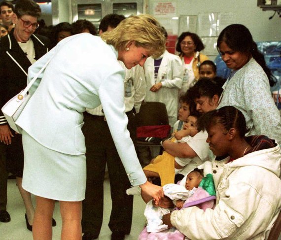 다이애나비가 1996년 6월 시카고를 방문, 한 소아과 병동에서 환자와 방문객을 만나고 있다. /AFP 뉴시스