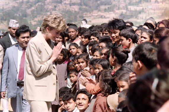 1993년 3월 히말라야 봉사활동을 나선 다이애나비가 네팔 어린이들과 인사 하고 있다. /AFP 연합뉴스