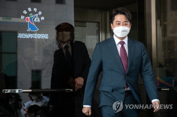 심문 마친 이준석 (서울=연합뉴스) 이정훈 기자 = 국민의힘 이준석 전 대표가 17일 오후 양천구 서울남부지방법원에서 열린 당 비상대책위원회 효력정지 가처분 신청 사건의 심문을 마친 후 법원을 빠져나오고 있다. 2022.8.17 [국회사진기자단] uwg806@yna.co.kr (끝)