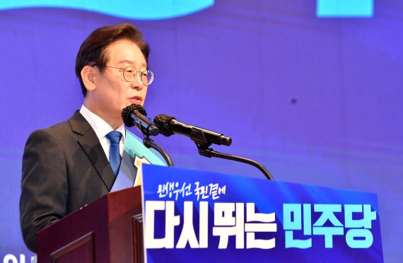 [광주=뉴시스] 이영주 기자 = 더불어민주당 당대표 및 최고위원 후보자 광주 합동연설회가 열린 21일 오후 광주 서구 김대중컨벤션센터에서 이재명 당대표 후보가 정견발표를 하고 있다. 2022.08.21. leeyj2578@newsis.com