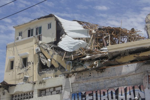 [모가디슈=AP/뉴시스] 21일(현지시간) 소말리아 수도 모가디슈 하얏트 호텔에서 이슬람 무장 세력이 호텔을 장악하고 30시간 동안 군 당국과 대치하다가 진압됐다. 사진은 호텔이 파손된 모습. 2022.08.22.