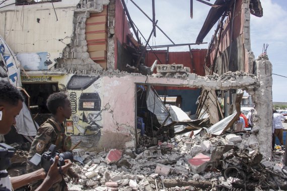 [모가디슈=AP/뉴시스] 21일(현지시간) 소말리아 수도 모가디슈 하얏트 호텔에서 이슬람 무장 세력이 호텔을 장악하고 30시간 동안 군 당국과 대치하다가 진압됐다. 2022.08.22.