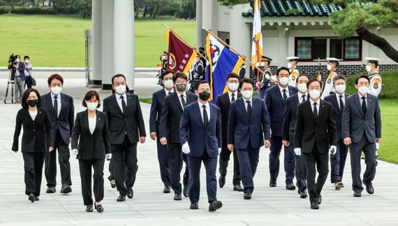 주호영 국민의힘 비상대책위원장과 권성동 원내대표를 비롯한 비대위원들이 22일 서울 동작구 국립서울현충원에서 참배를 위해 현충탑으로 향하고 있다. 사진=박범준 기자