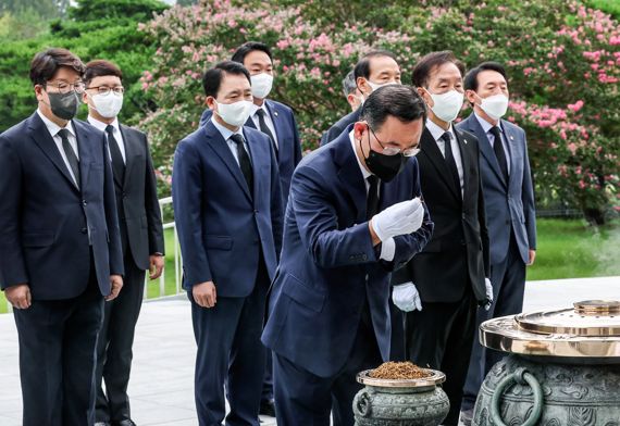 주호영 국민의힘 비상대책위원장과 권성동 원내대표를 비롯한 비대위원들이 22일 서울 동작구 국립서울현충원을 찾아 참배, 분향하고 있다. 사진=박범준 기자