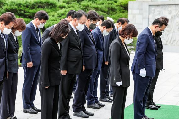 주호영 국민의힘 비상대책위원장과 권성동 원내대표를 비롯한 비대위원들이 22일 서울 동작구 국립서울현충원을 찾아 참배, 분향 후 묵념하고 있다. 사진=박범준 기자