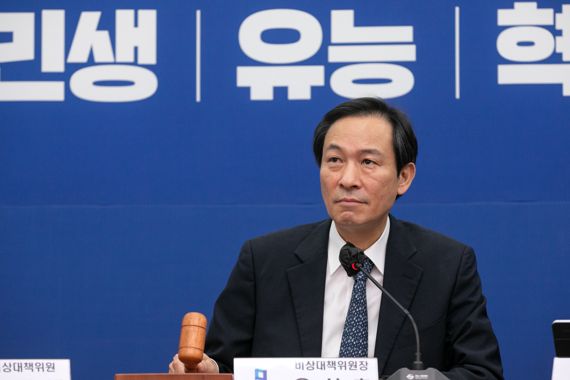 우상호 더불어민주당 비상대책위원장이 22일 서울 여의도 국회에서 열린 비상대책위원회의를 주재하고 있다. 사진=박범준 기자