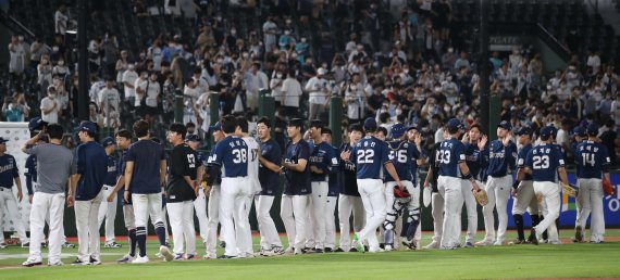 7일 오후 부산 동래구 사직야구장에서 열린 프로야구 '2022 신한은행 SOL KBO리그' NC 다이노스와 롯데 자이언츠의 경기에서 NC 다이노스 선수들이 하이파이브를 하고 있다. 이날 경기는 14-0으로 NC가 승리했다. 2022.8.7/뉴스1 ⓒ News1 김영훈 기자