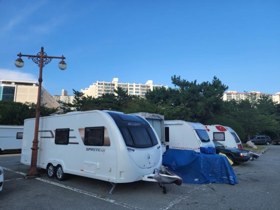 요트경기장 주차장 점령한 카라반 [손형주 기기자]