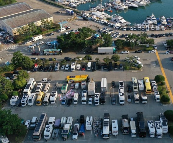 수영만 요트경기장이 캠핑카·카라반 등 장기주차로 몸살을 앓고 있다. [손형주 기자]