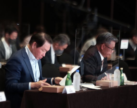 최태원 SK그룹 회장이 22일 서울 광장동 그랜드워커힐에서 열린 제 6회 ‘이천포럼’에 참석, 연사들의 강연을 듣고 있다. SK 제공