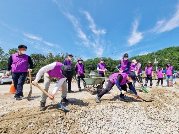 강원랜드 직원 80여 명은 지난 18일과 21일 양일간 홍천군 서면, 강릉시 주문진읍에서 침수가옥 정리, 토사 제거, 하천 복구 작업, 방역 등의 수해 복구 봉사활동을 펼쳤다. (강원랜드 제공) 2022.8.22/뉴스1 /사진=뉴스1