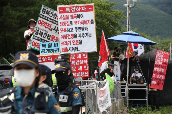 17일 경남 양산 하북면 평산마을 문재인 전 대통령 사저 앞에서 문 전 대통령 규탄 집회와 평산마을 일상회복 기원집회가 동시에 열리고 있다. 2022.7.17 /사진=뉴스1