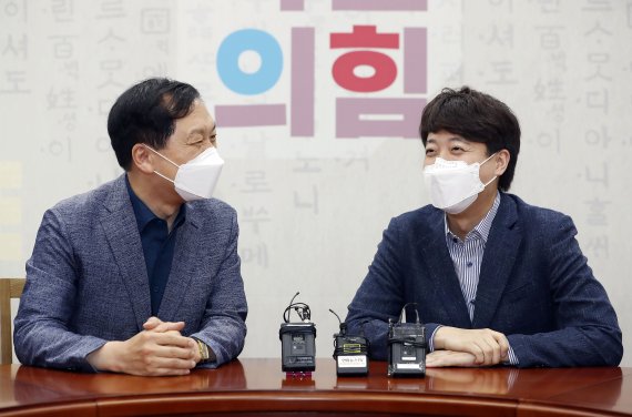 이준석 전 국민의힘 대표(오른쪽)와 김기현 의원. 사진=뉴스1