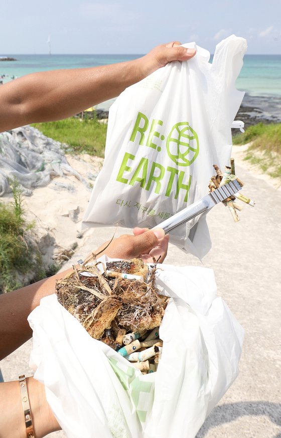 월정리해변 주위 1km 근방에서 나온 쓰레기. 가장 많은 쓰레기는 '담배꽁초'였다. 해변 모래 사이로 깨진 유리병 조각도 발견됐다. (롯데쇼핑 제공)ⓒ 뉴스1